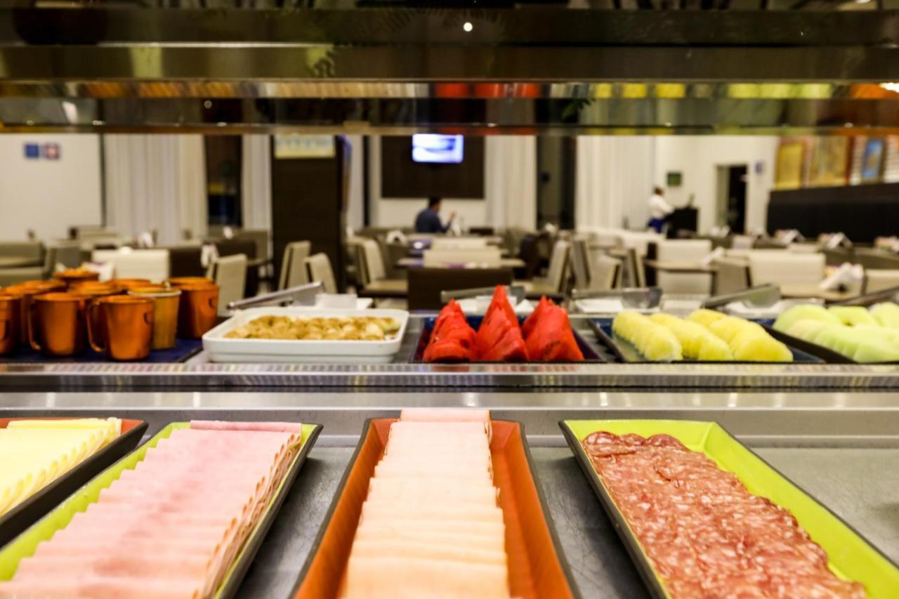 里贝朗普雷图爵怡温德姆酒店 里贝朗普雷托 外观 照片 A buffet at a hotel